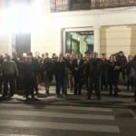 Abraza tu ayuntamiento, se ve a personas que se dan la mano abrazando el Ayuntamiento de Alcalá de Henars