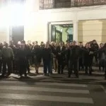 Abraza tu ayuntamiento, se ve a personas que se dan la mano abrazando el Ayuntamiento de Alcalá de Henars